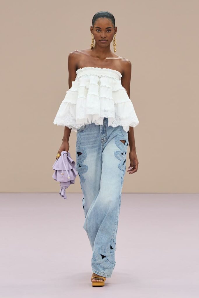 Modella con top a balze e jeans