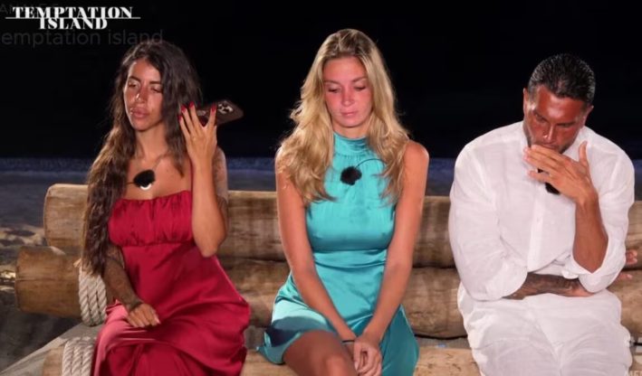 alessandra al telefono nel falo di confronto con altri due personaggi di temptation island
