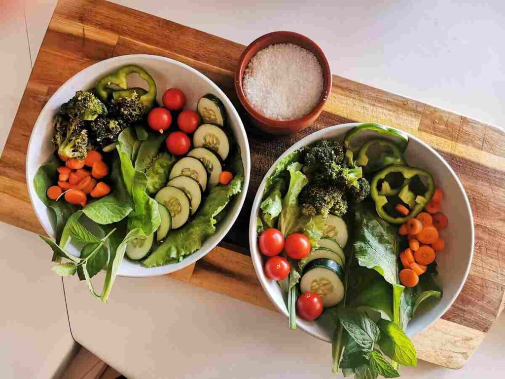 Due piatti con insalata e verdure