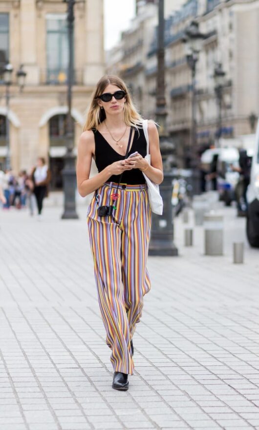 Le più chic tra noi stanno sostituendo i jeans con i pantaloni a righe