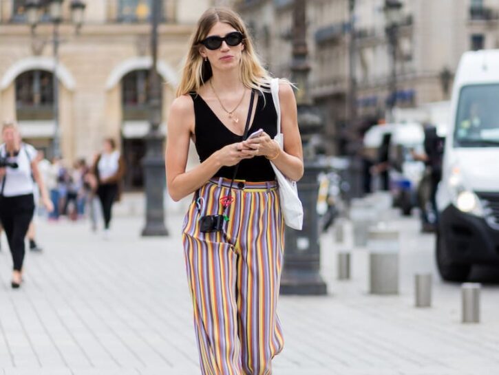 Le più chic tra noi stanno sostituendo i jeans con i pantaloni a righe