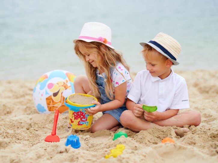 Dalla partenza al tramonto: come organizzare una giornata al mare con i bambini