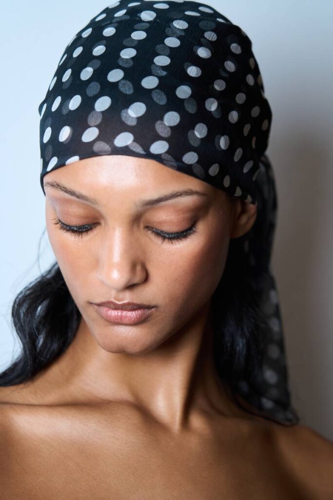 ragazza con bandana a pois
