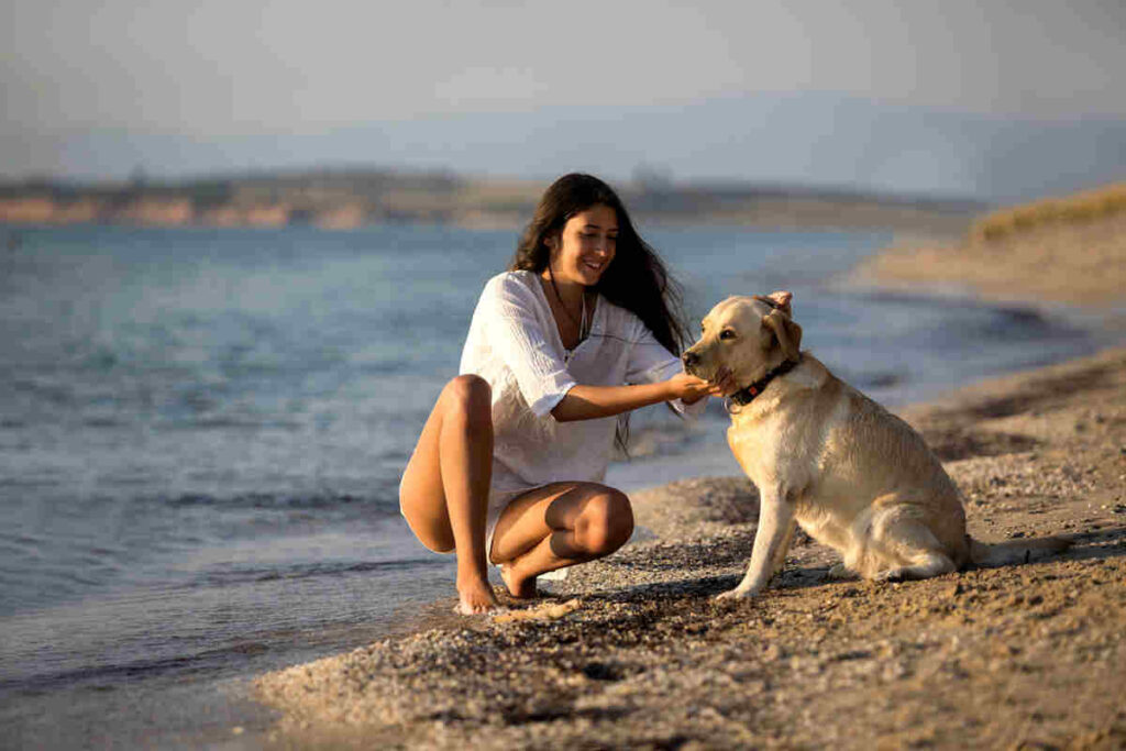donna con cane al mare