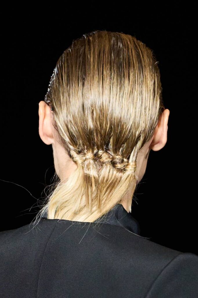 capelli pettinati con il gel