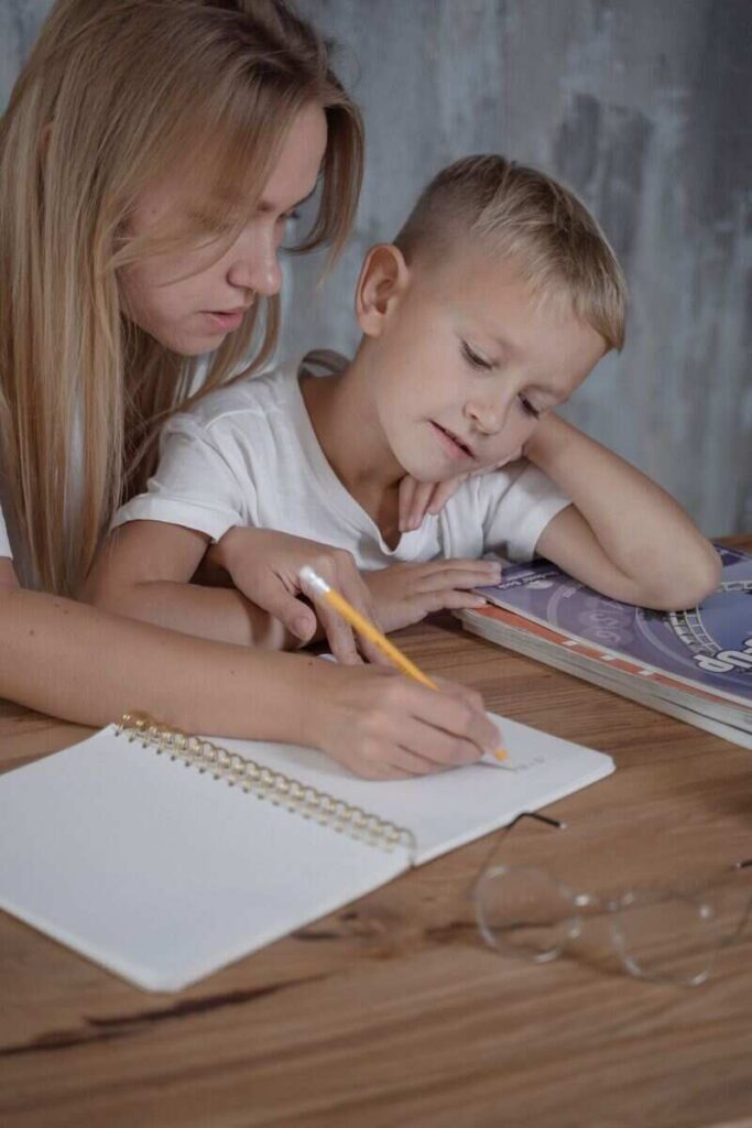 Mamma bionda che aiuta figlio a studiare