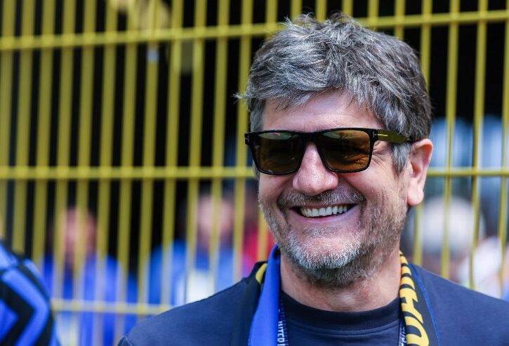 fabio de luigi sorride con gli occhiali da sole
