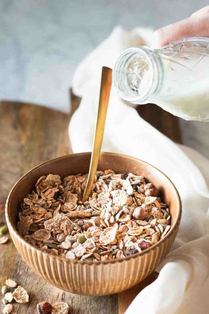 ciotola di colazione con avena/cereali e latte versato