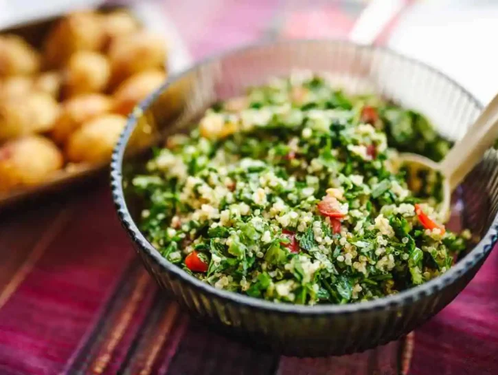 Tabbouleh libanese con melograno, cetriolo e menta
