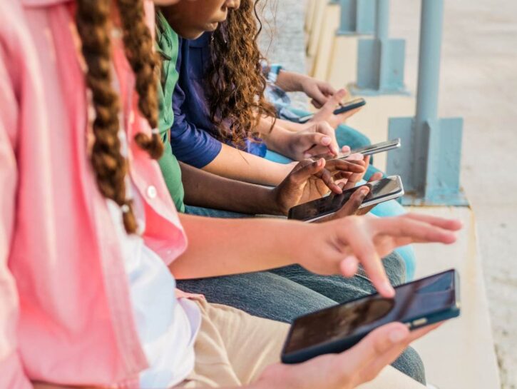 Francia vieta i social agli under 15: la nuova legge entrerà in vigore anche in Italia? La lotta di Valditara