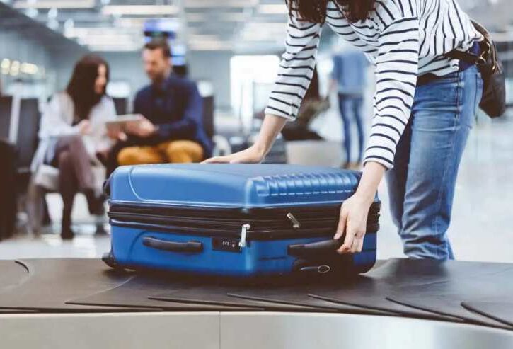 passeggera ritira valigia in aeroporto