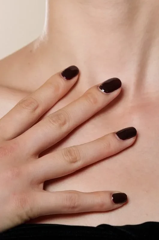 Prova l'italian manicure per far apparire più lunghe le unghie corte