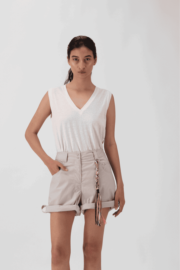 Modella con canotta e shorts
