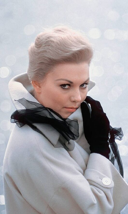Lo stile glaciale di Kim Novak racconta ancora il mistero femminile