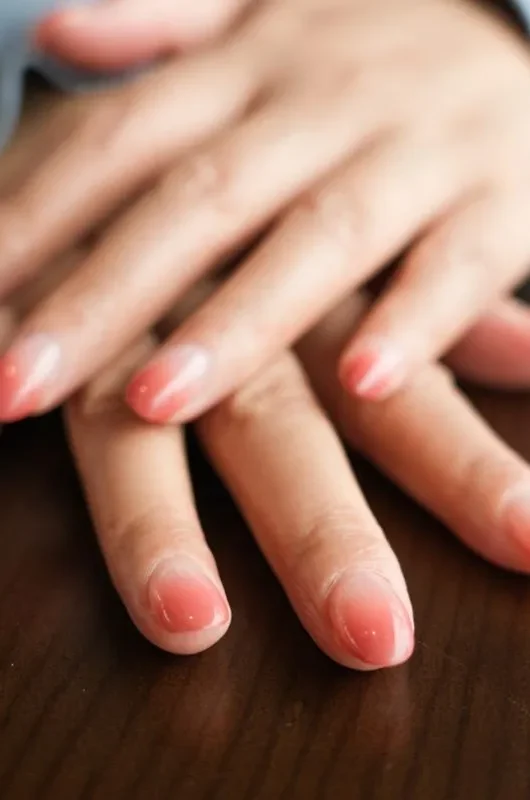 La manicure più divertente per esaltare la tua abbronzatura