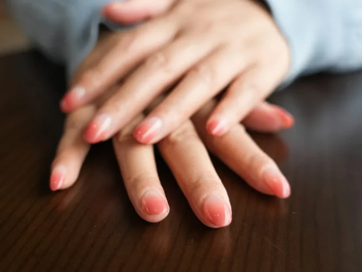 La manicure più divertente per esaltare la tua abbronzatura