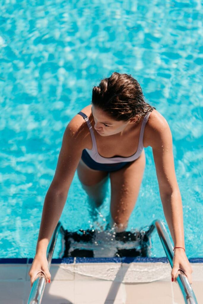 ragazza che esce dalla piscina