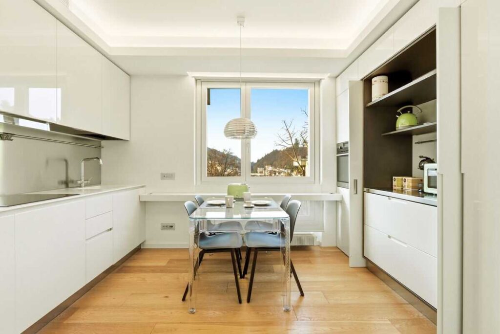 cucina luminosa con tavolo e finestra su sfondo