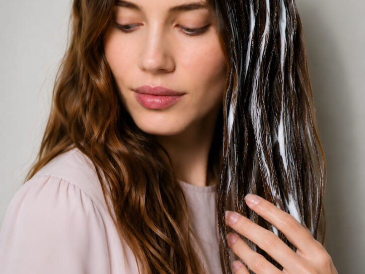Reverse washing per i capelli: prima il balsamo e poi lo shampoo. Sì o no?