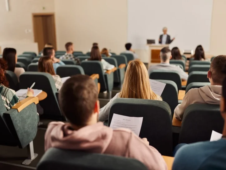 Università, fino a 1.000 euro al mese per gli studenti più meritevoli: cosa prevede la proposta di legge