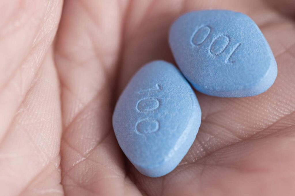 pillole di viagra in mano a un uomo
