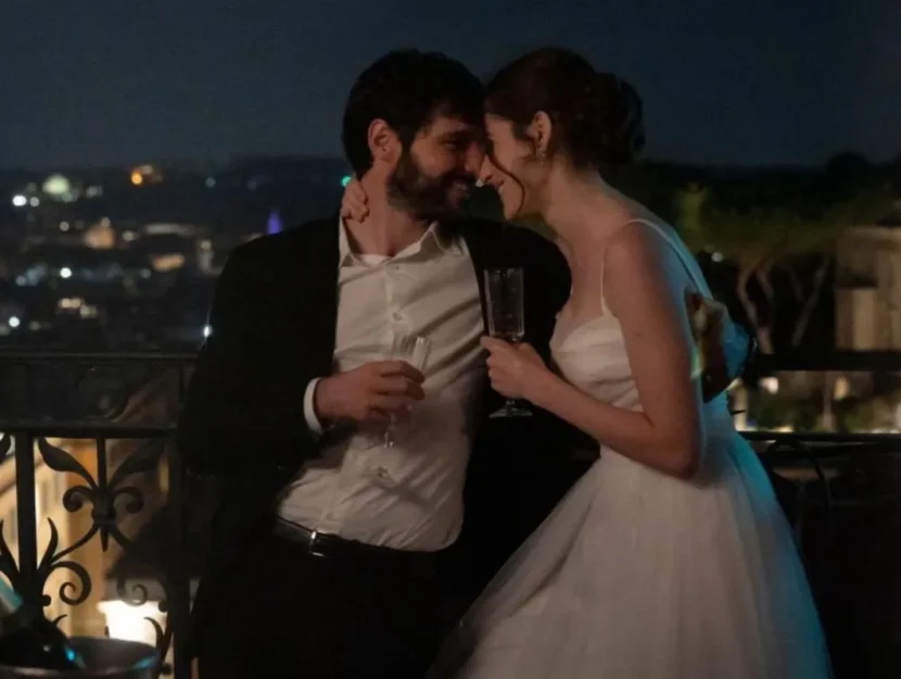 Pilar Fogliati e e Filippo Scicchitano abbracciati con un bicchiere in mano nel film Finché notte non ci separi