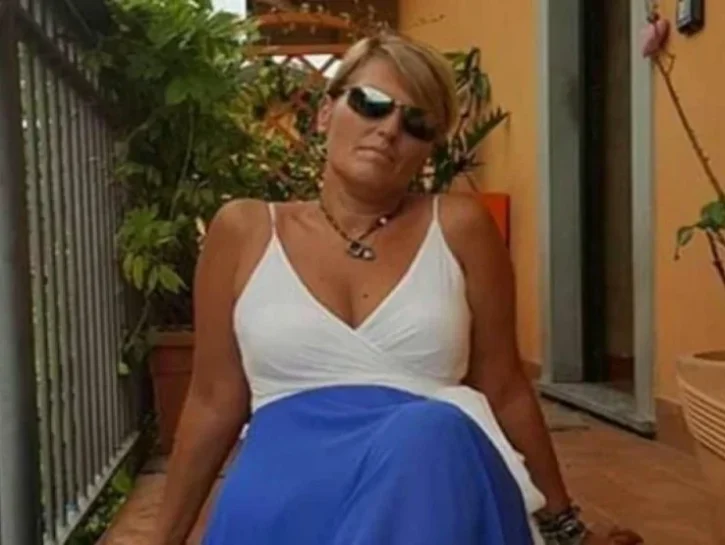 tiziana morandi con occhiali da sole seduta sulle scale
