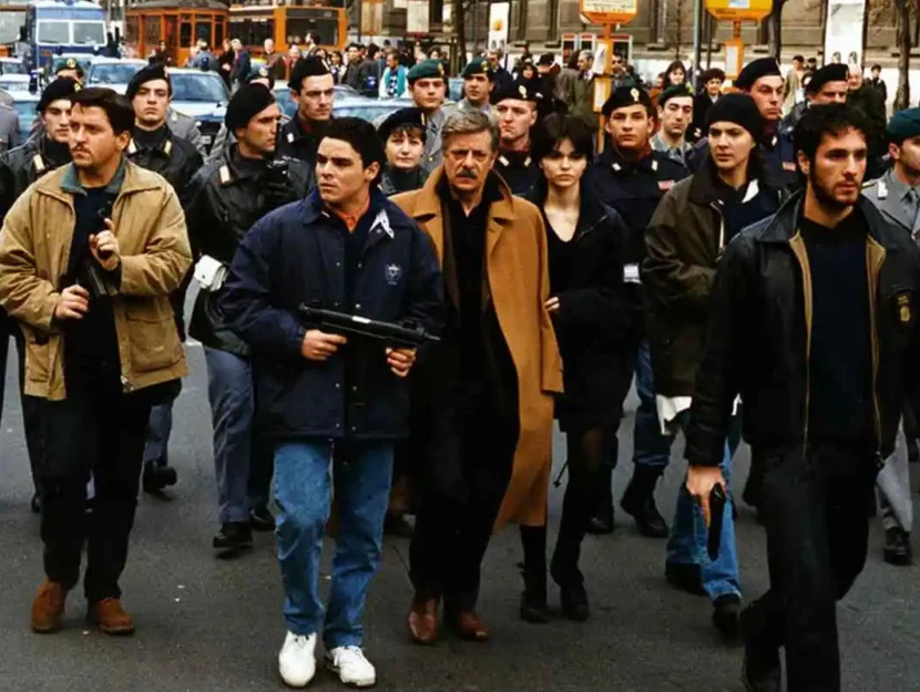 Giancarlo Giannini al centro in una scena di “Palermo Milano - Solo andata”