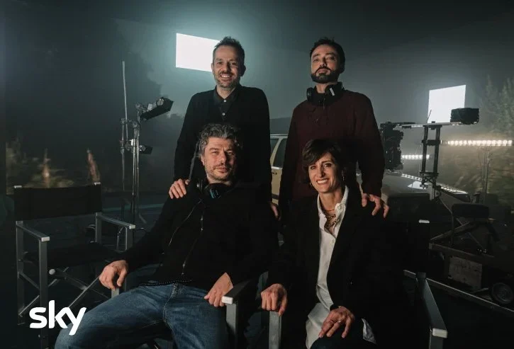 il regista Sydney Sibilia insieme al cast e ai produttori sul set di Nord Sud Ovest Est
