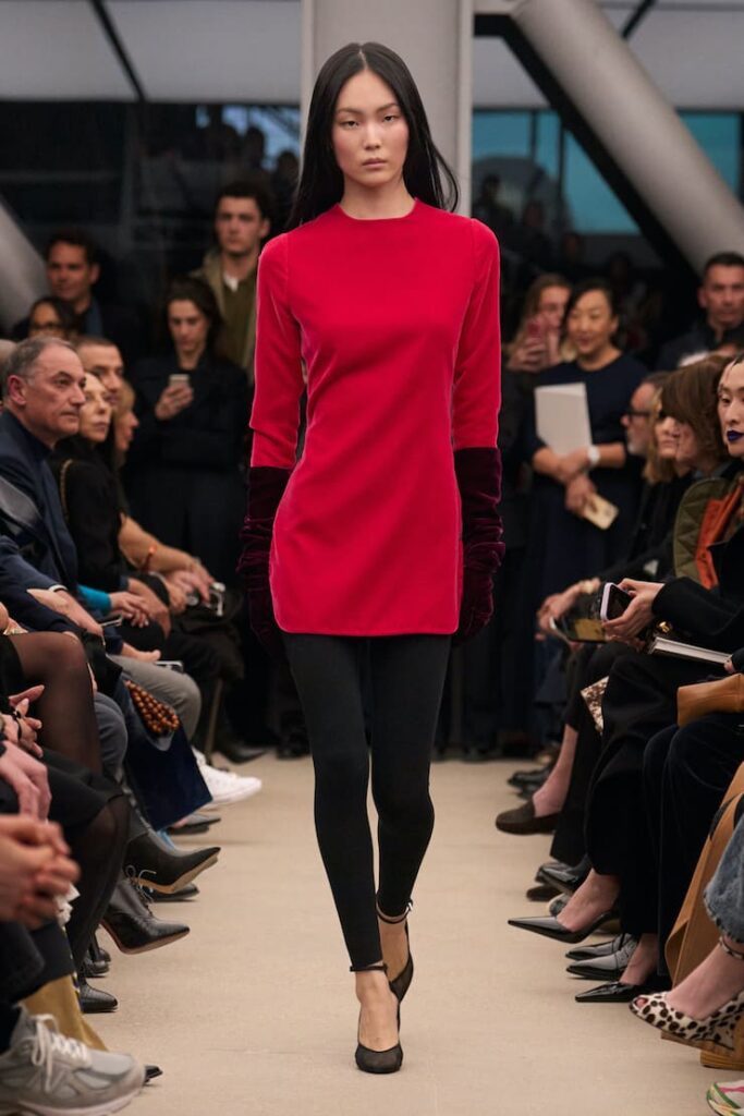 Look neo minimalista alla sfilata di Alaia