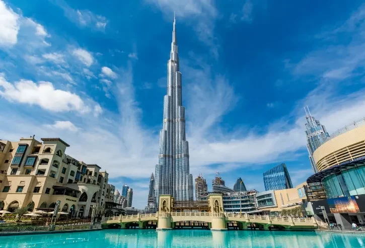 Vista del Burj Khalifa, l'edificio più alto del mondo, in una bella giornata