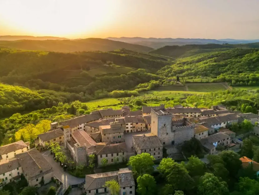 veduta aerea di castellina in chianti e delle colline al tramonto