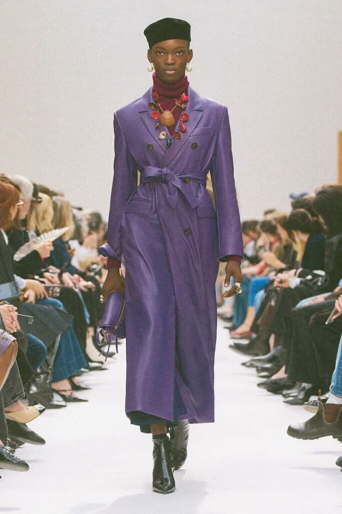 Trench viola alla sfilata Celine