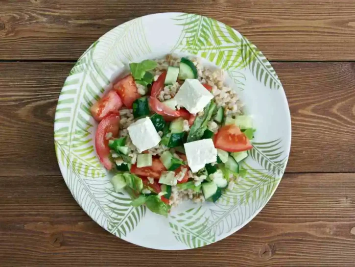 Farro ai tre colori: piatto freddo con cetrioli, feta e pomodoro