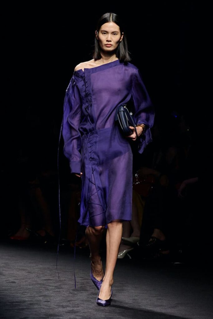 Look in viola alla sfilata di Ferragamo