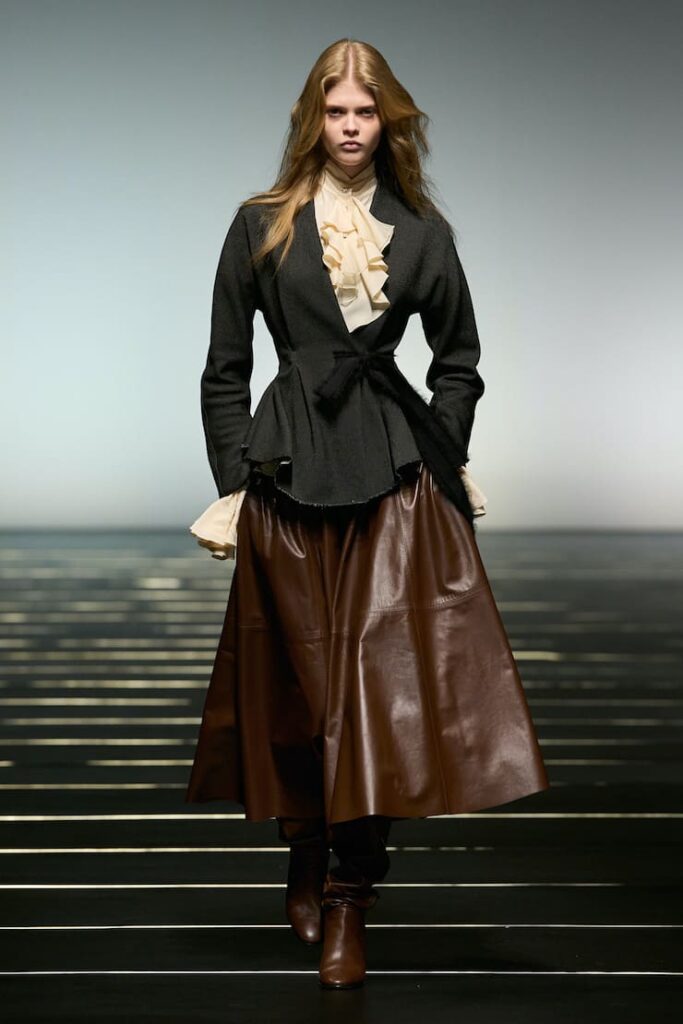 Look romance goth alla sfilata di Alberta Ferretti