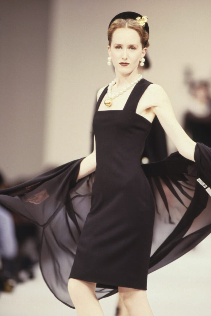 Modella con tubino ero a una sfilata Lanvin