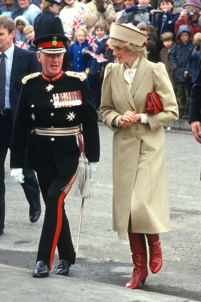 Lady Diana con cappotto beige e stivali rossi