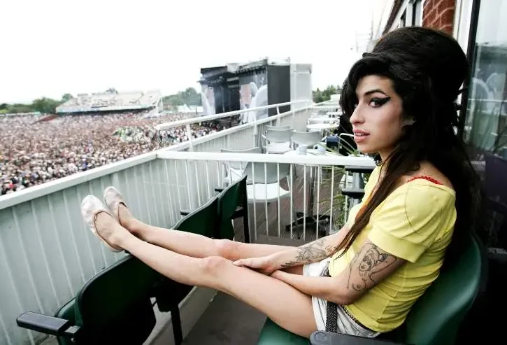 Amy Winehouse seduta in tribuna al Old Trafford di Manchester