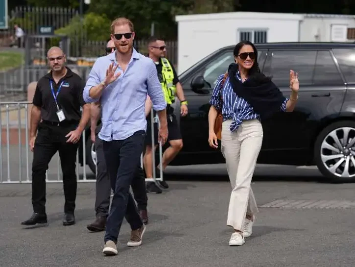 Harry e Meghan sorridenti presso la Sydney Opera House