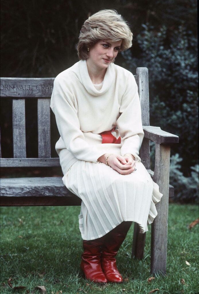 Lady Diana con abito crema e stivali rossi