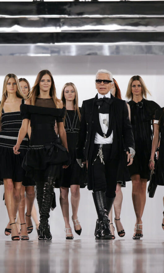 A distanza di 100 anni, il tubino nero di Chanel resta un classico senza tempo