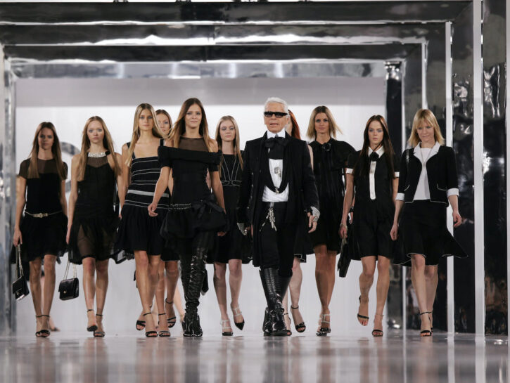 A distanza di 100 anni, il tubino nero di Chanel resta un classico senza tempo