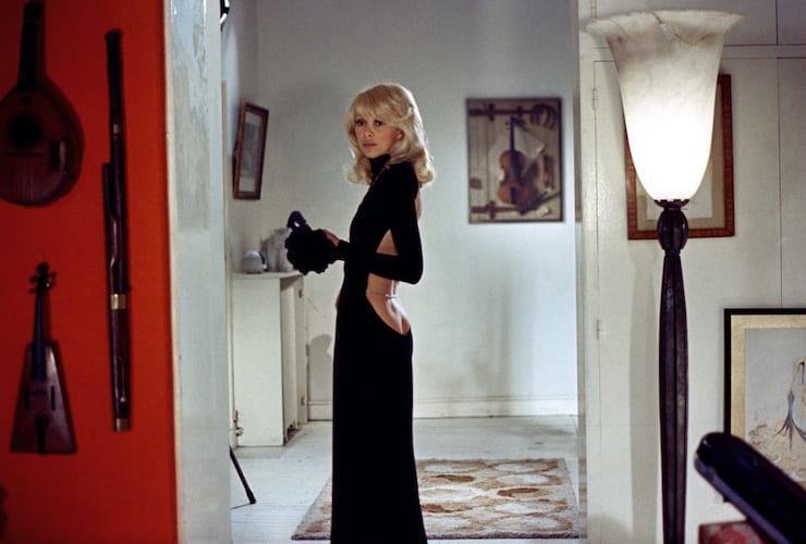Mireille Darc con abito nero in Alto, biondo e...Senza scarpe