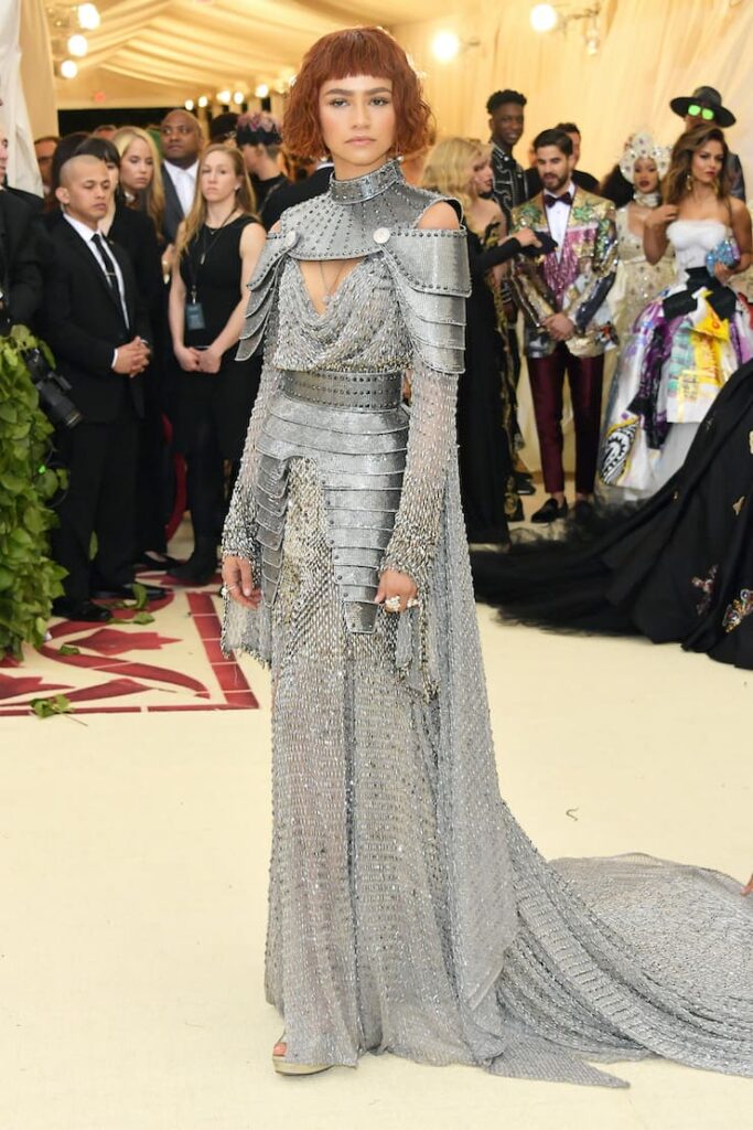 Zendaya con abito metallico