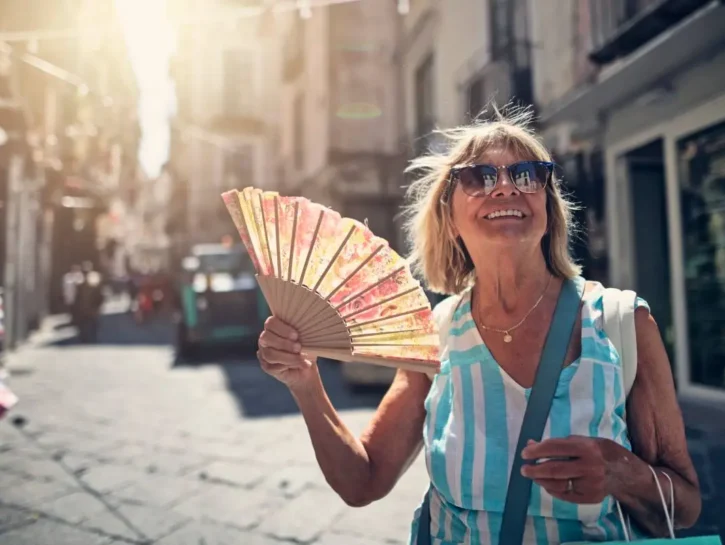 Gli italiani cambiano rotta per sfuggire al caldo: ora le vacanze si prenotano a seconda del meteo