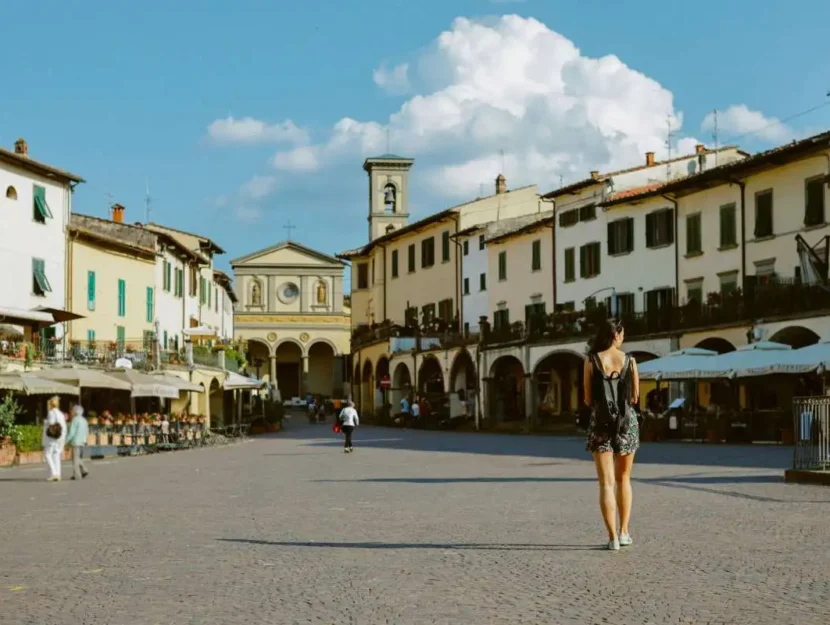 Turista in visita a Greve in Chianti