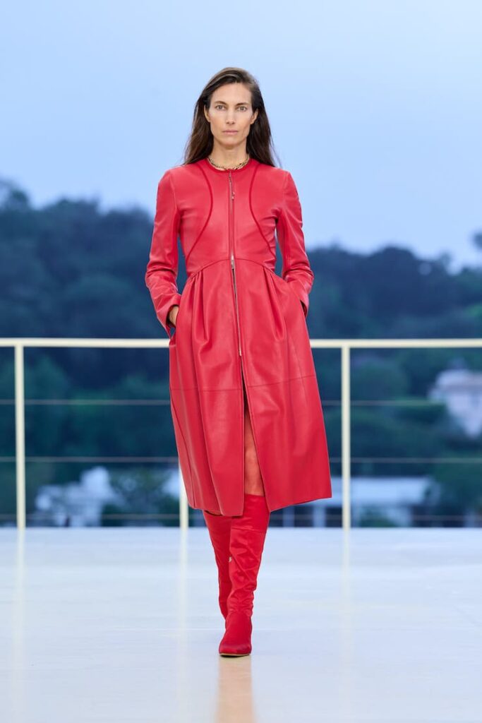Modella in total look rosso