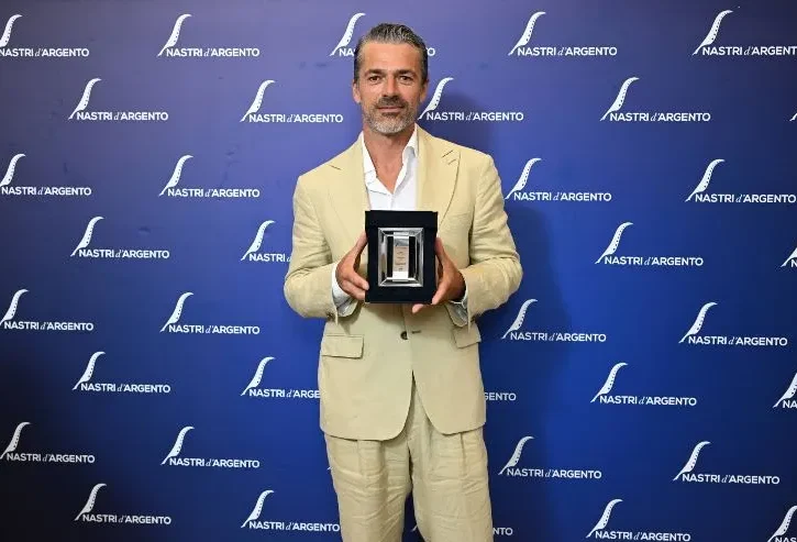 luca argentero riceve un premio