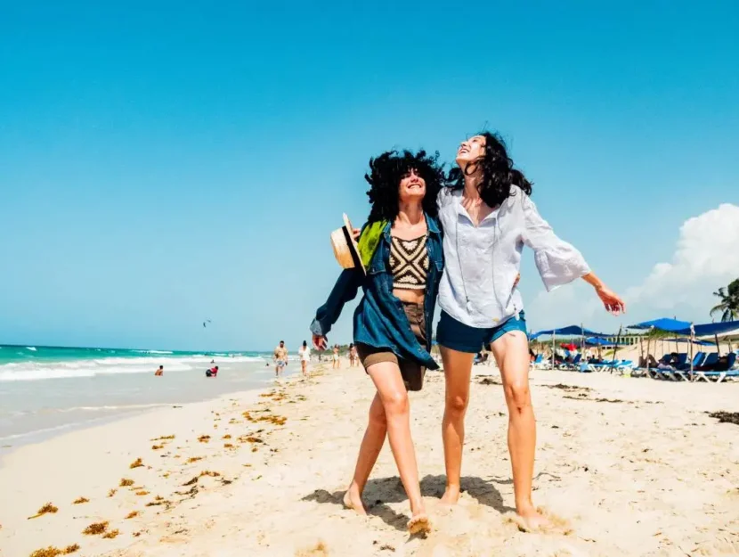 ragazze abbracciate in spiaggia